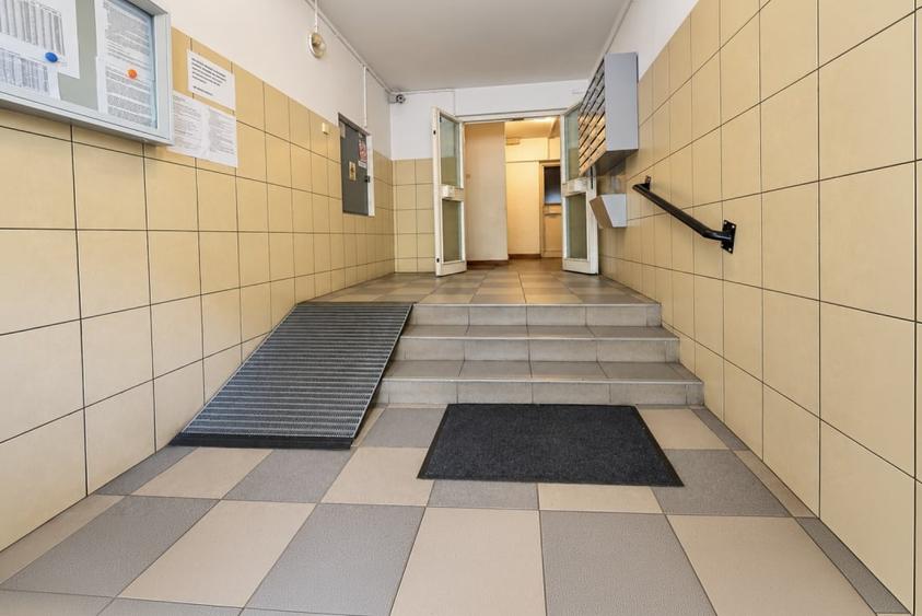 Apartament cu 4 camere decomandat, mobilat în Tineretului