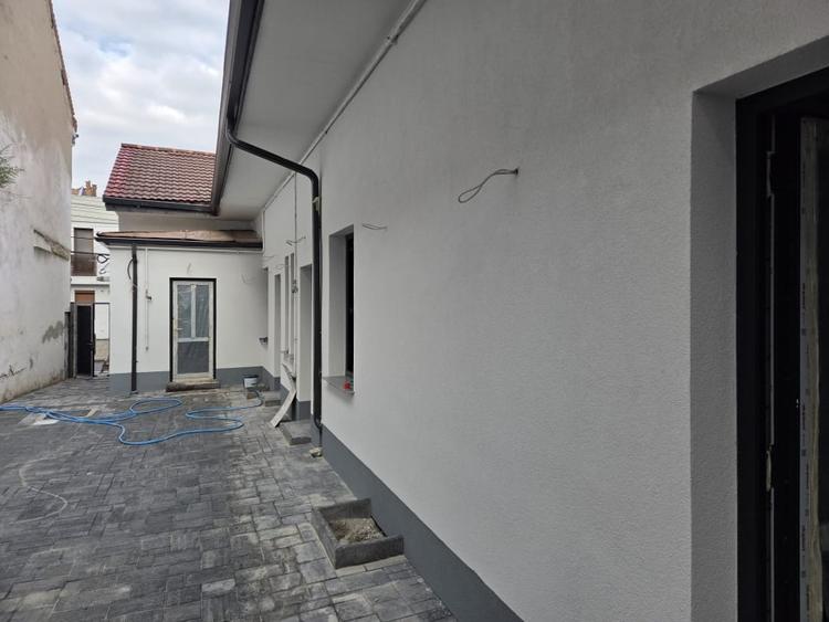 Casă individuală cu 5 camere cu Canalizare în Central