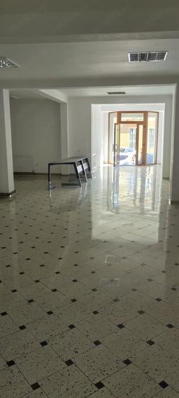 Spațiu comercial, de 100 mp, în Central