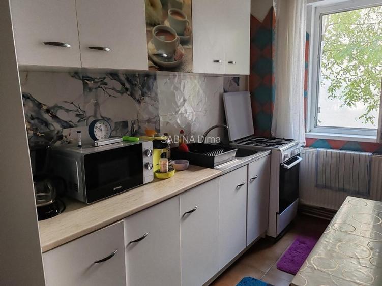 Apartament 3 camere de închiriat.