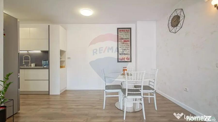 Apartament cu 5 camere decomandat în Noua
