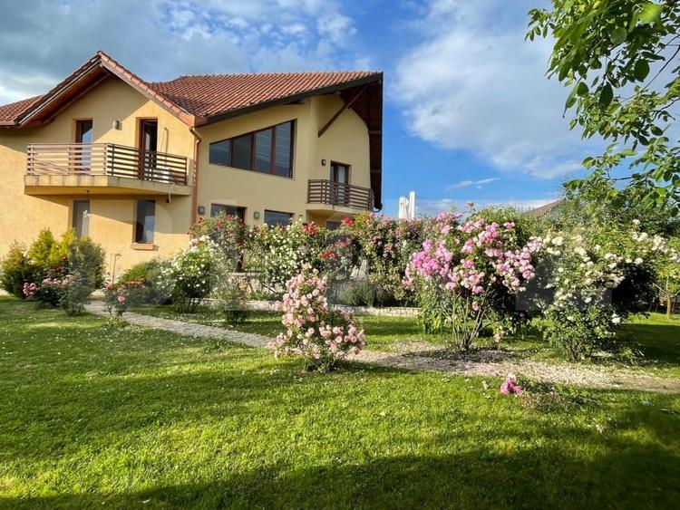 Casă individuală cu 6 camere cu Canalizare în Unirea