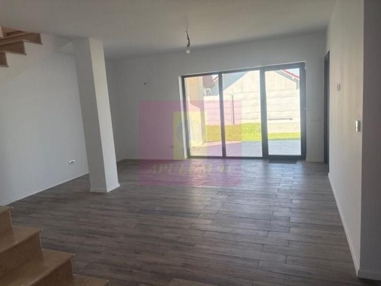 Casă cu 5 camere în Domnești