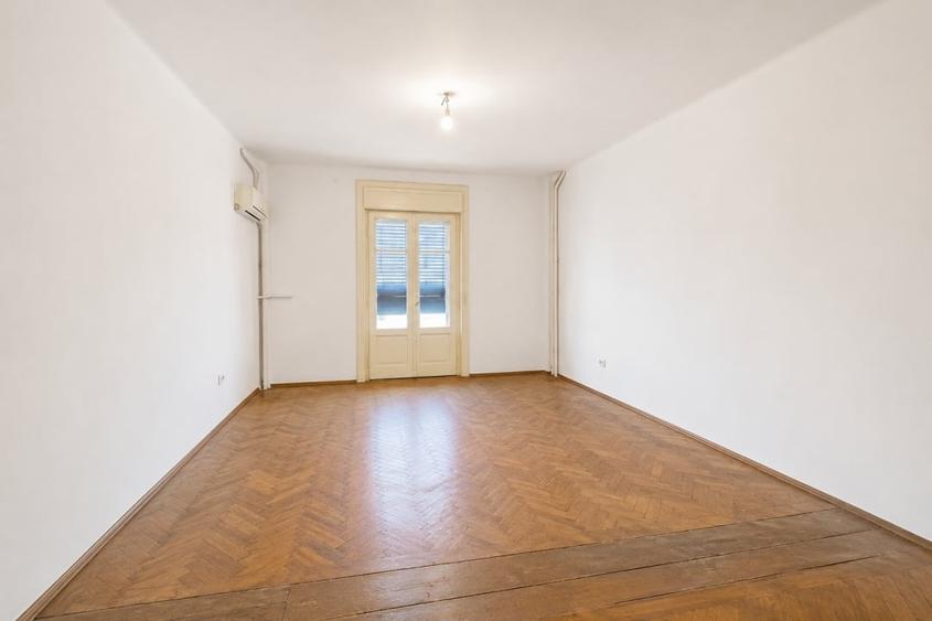 Apartament cu 3 camere circular în P-ța Unirii