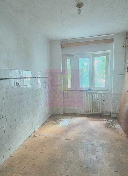 Apartament cu 3 camere semidecomandat în Lacul Tei