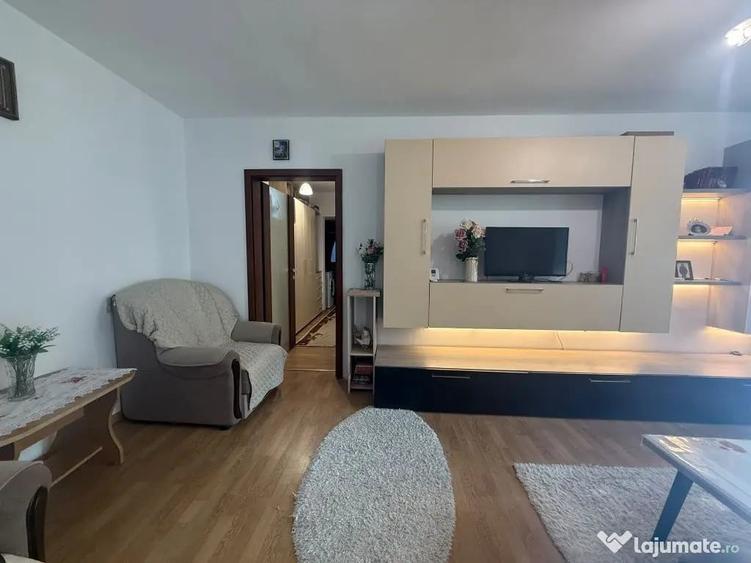 Apartament cu 3 camere semidecomandat în Gării