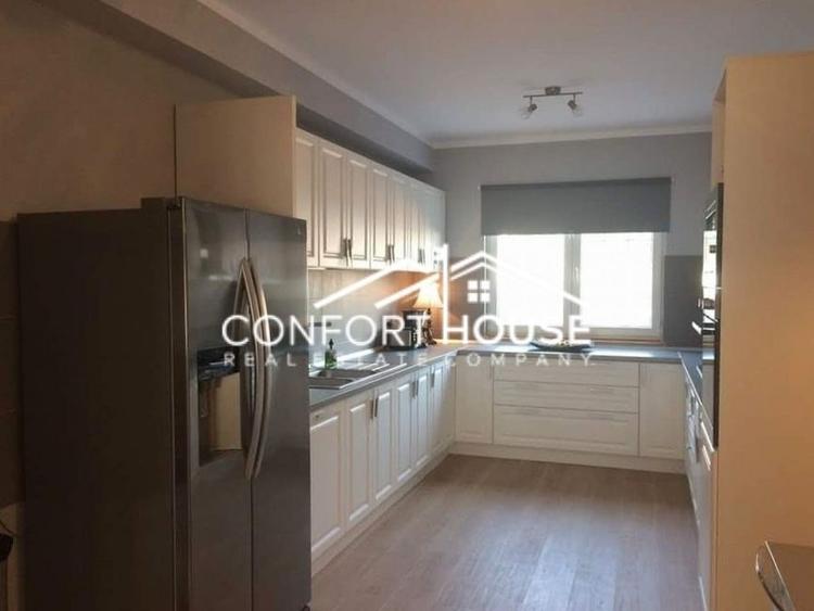 Duplex cu 8 camere cu Canalizare în Iancu Nicolae