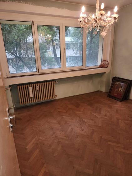 Apartament cu 3 camere semidecomandat în 1 Mai