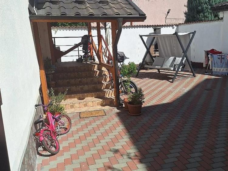 Apartament cu 2 camere decomandat, mobilat în Rovine