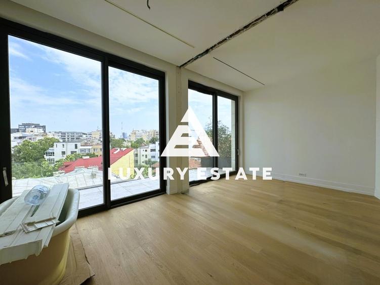 Penthouse cu 4 camere decomandat în Grădina Icoanei