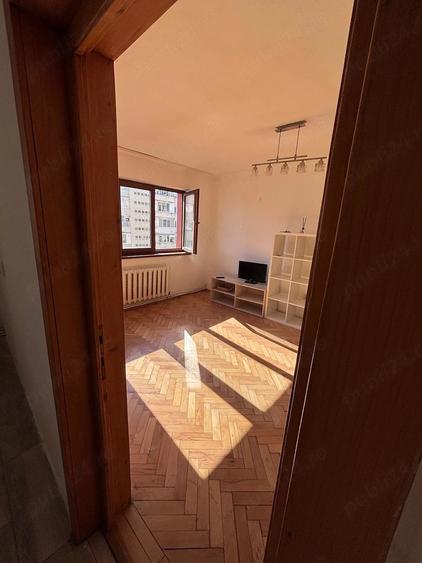 Apartament cu 3 camere semidecomandat în Grigorescu