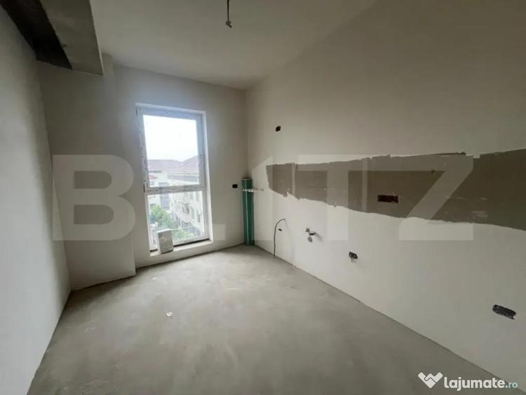 Apartament cu 3 camere semidecomandat în Soarelui