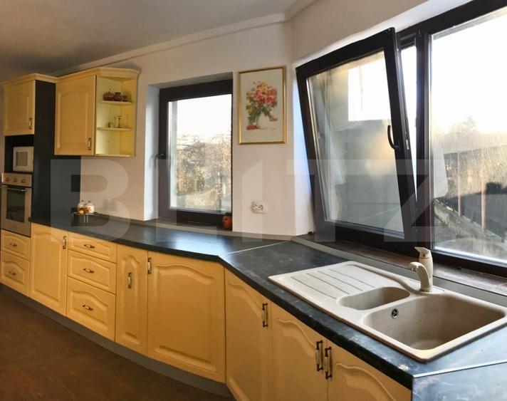 Casă individuală cu 8 camere cu Teren 1038 Mp în Lucieni
