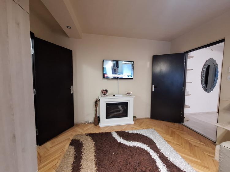 Apartament cu 3 camere semidecomandat, mobilat în Lipovei