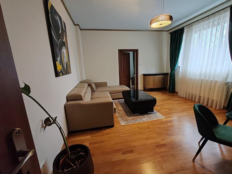 Apartament cu 2 camere semidecomandat, mobilat în Central