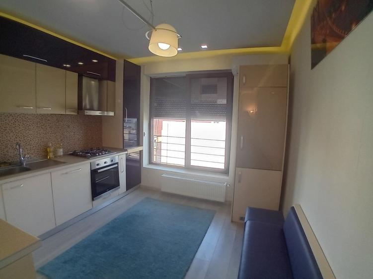Apartament cu 3 camere semidecomandat, mobilat în Alba Iulia