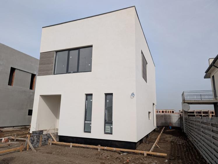 Casă individuală cu 4 camere cu Teren 350 Mp în Tunari