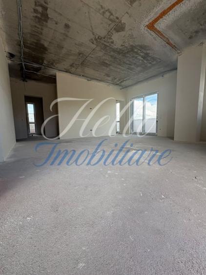 Penthouse cu 3 camere semidecomandat în Florești