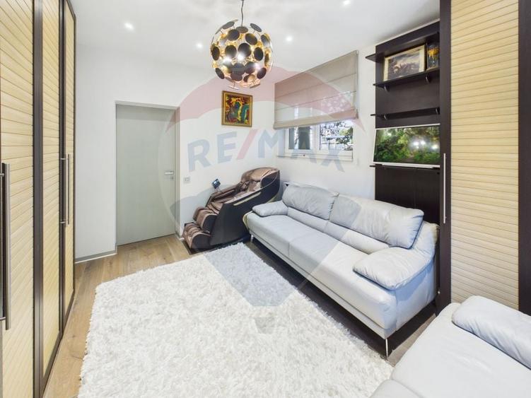 Casă individuală cu 7 camere cu Piscina în Prelungirea Ghencea