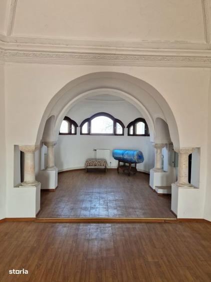 Casă cu 10 camere cu Teren 95000 Mp în Central
