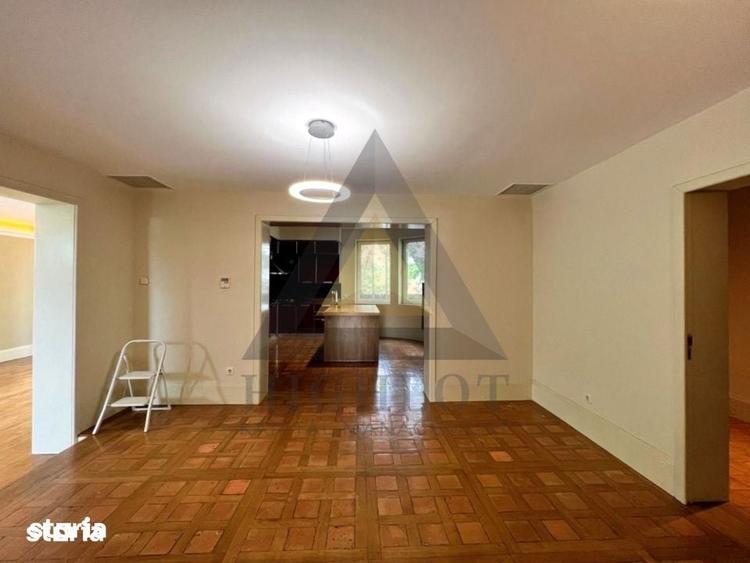 Casă cu 7 camere cu Teren 1000 Mp în Central