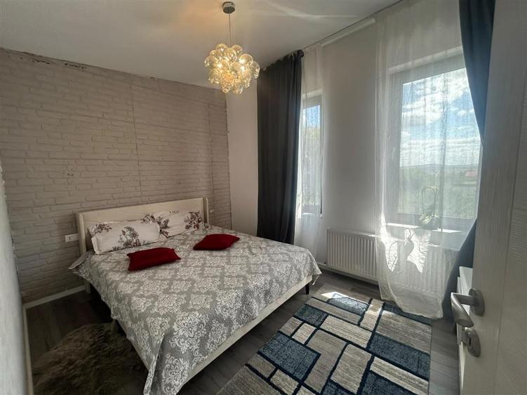 Duplex cu 5 camere cu Canalizare în Plopeni