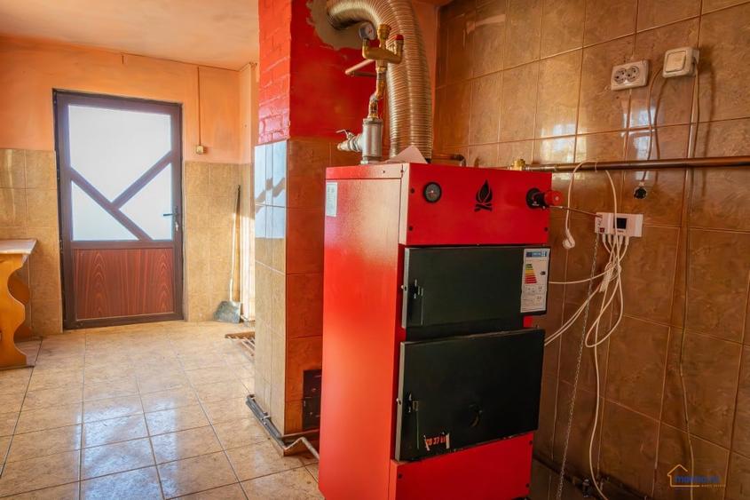 Casă individuală cu 8 camere cu Canalizare în Comănești
