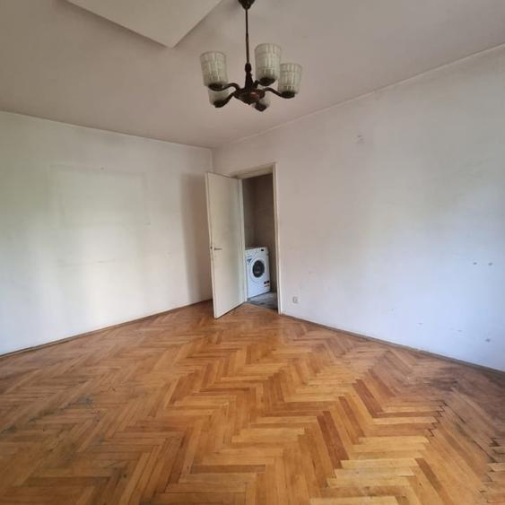 Apartament cu 3 camere semidecomandat în Florilor