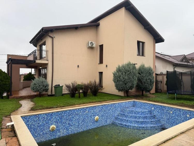 Casă individuală cu 5 camere cu Piscina în Cârcea