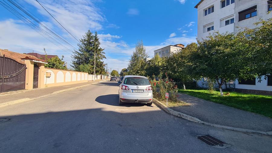 Apartament cu 3 camere semidecomandat în Adjud