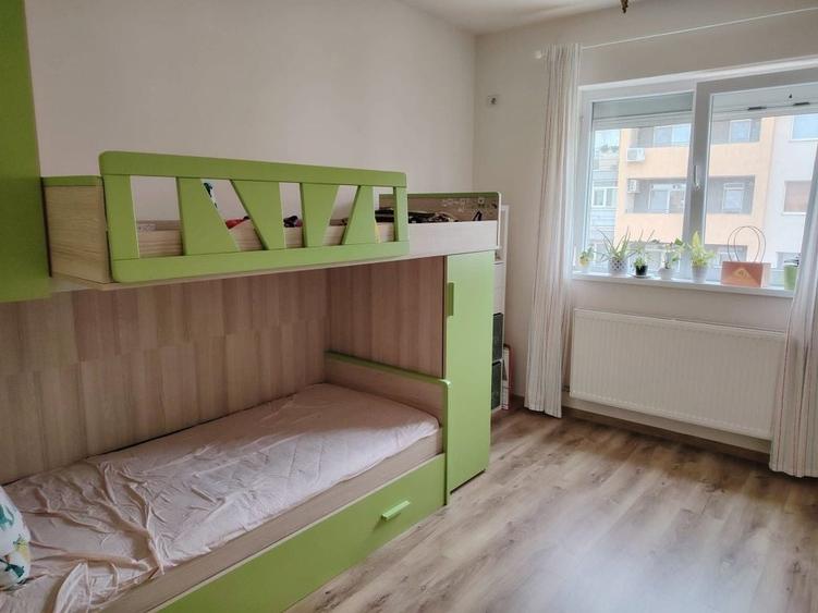 Apartament cu 3 camere decomandat în Runcu