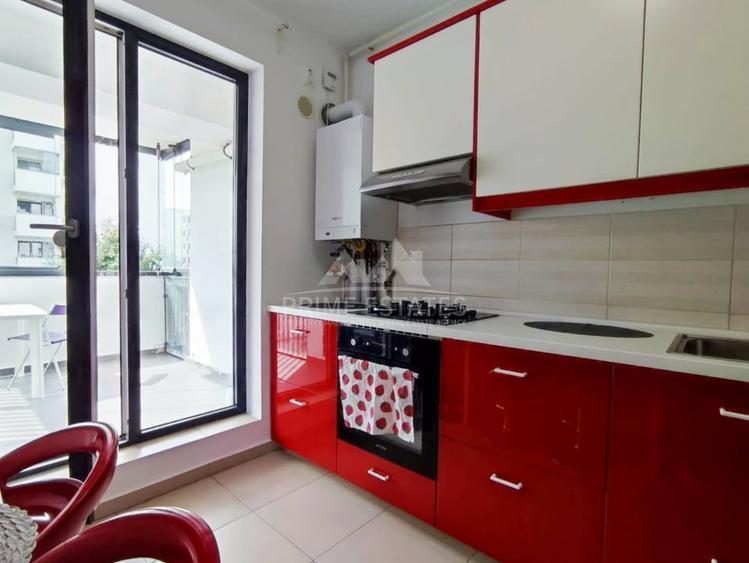 Apartament cu 3 camere semidecomandat, mobilat în Băneasa