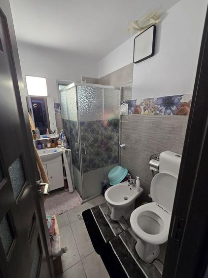 Apartament cu 3 camere semidecomandat, mobilat în Dacia
