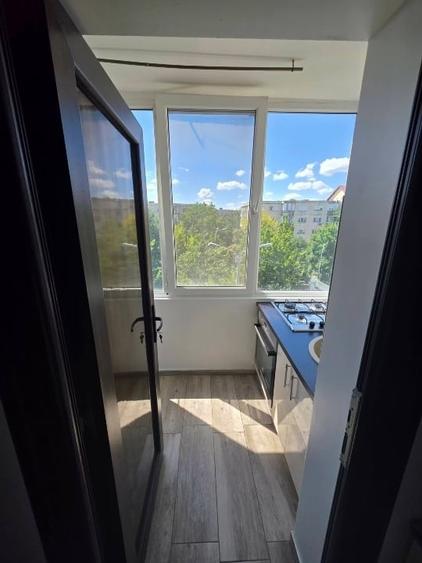 Apartament cu 3 camere decomandat, mobilat în Girocului