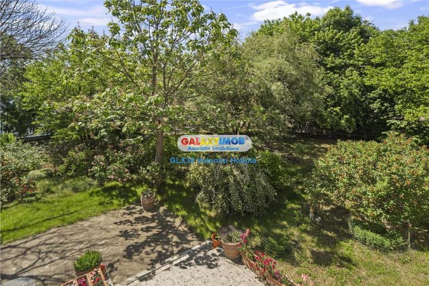 Casă cu 8 camere cu Teren 1900 Mp în Lacul Tei