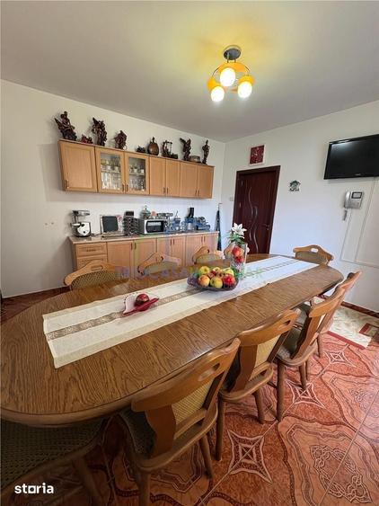 Casă cu 8 camere cu Teren 800 Mp în Central