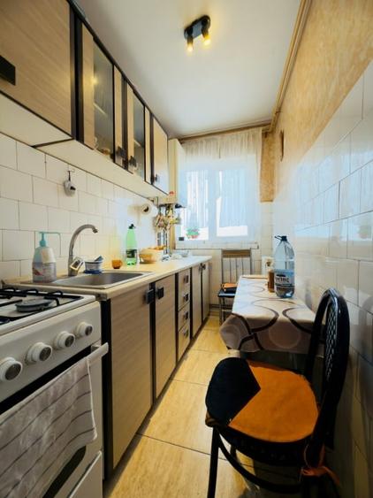 Apartament cu 3 camere semidecomandat, mobilat în Girocului