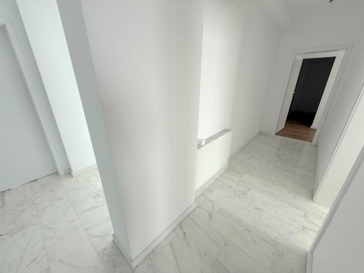 Apartament cu 4 camere decomandat în Metalurgiei
