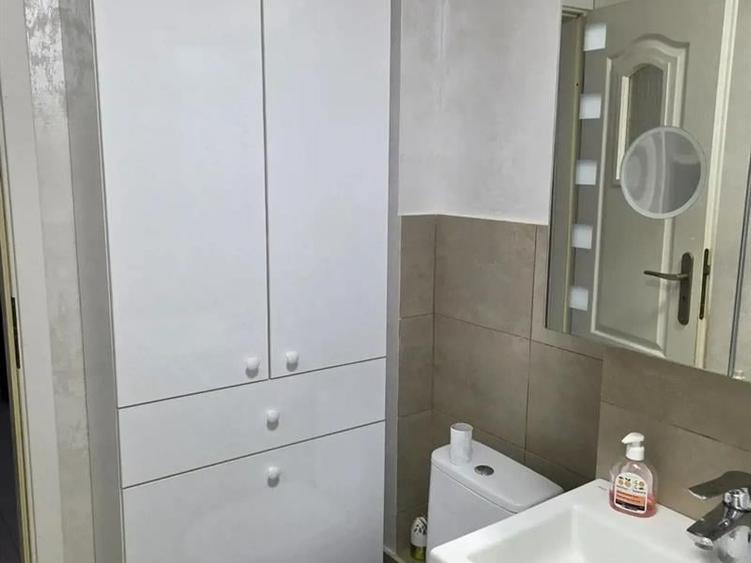Apartament cu 3 camere decomandat în Craiovița Nouă