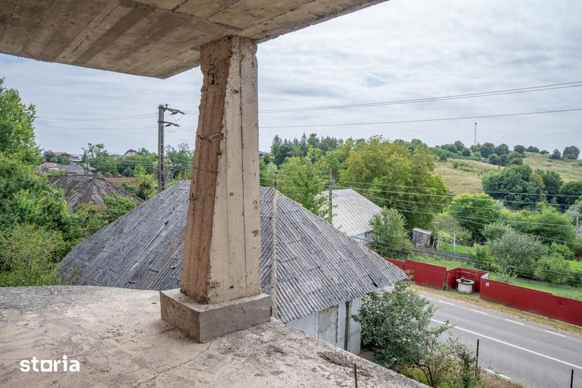 Casă cu 8 camere cu Teren 595 Mp în Scorțeni