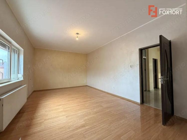 Casă cu 11 camere cu Teren 610 Mp în Central