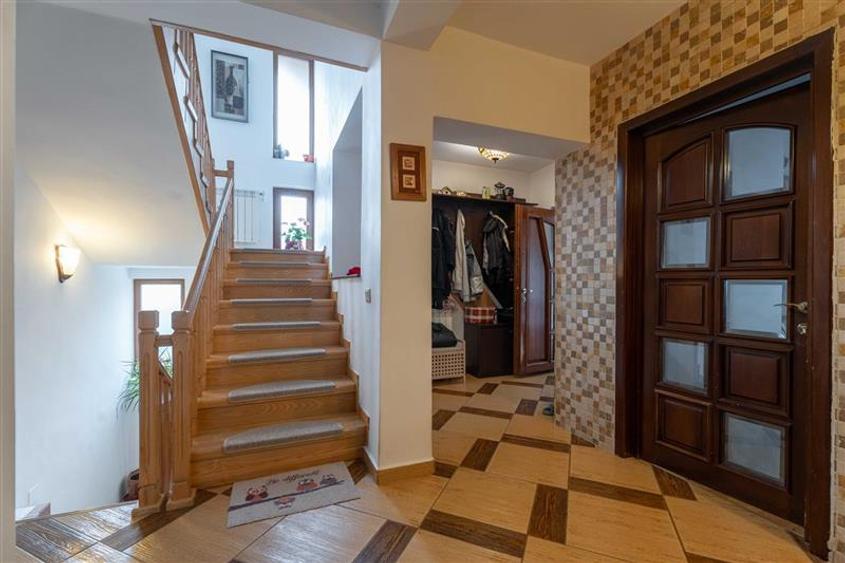 Casă individuală cu 5 camere cu Canalizare în Bucium