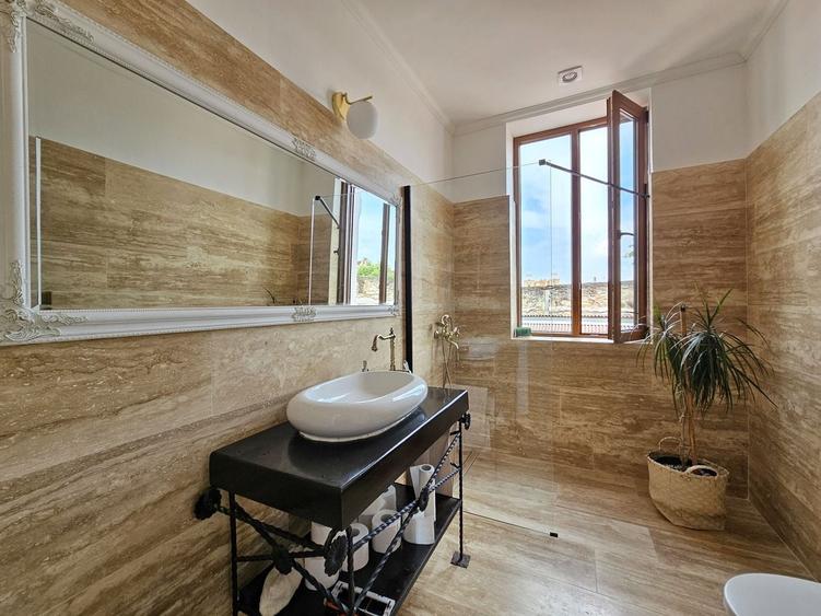 Apartament cu 3 camere semidecomandat, mobilat în Central