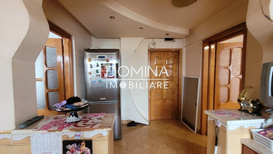 Apartament cu 3 camere semidecomandat, mobilat în Central