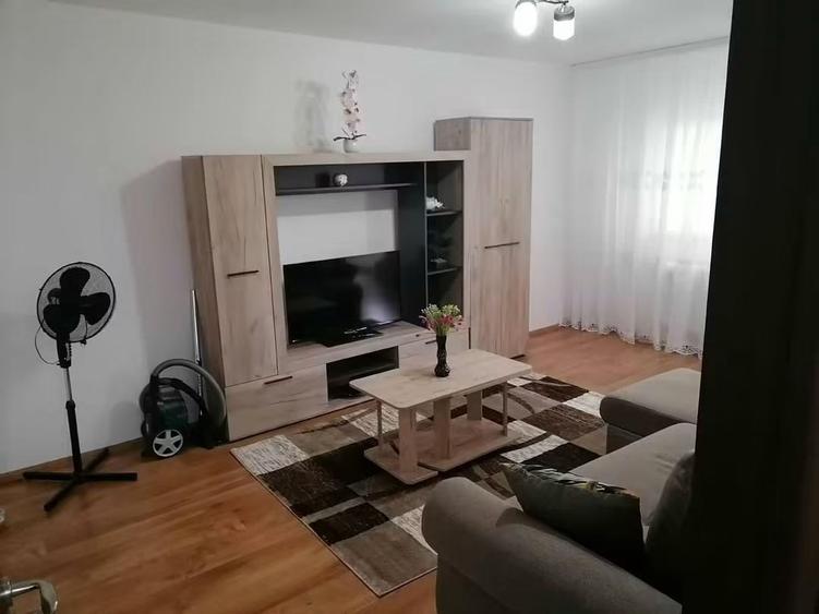 Apartament cu 2 camere decomandat, mobilat în Far