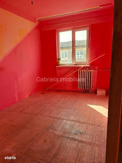Apartament cu 3 camere semidecomandat în Central