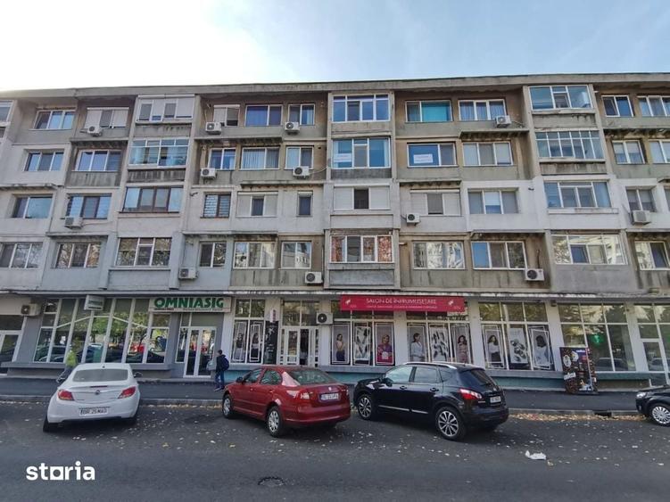 Apartament cu 3 camere semidecomandat în Independenței