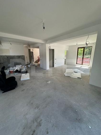 Casă individuală cu 10 camere cu Canalizare în Zorilor