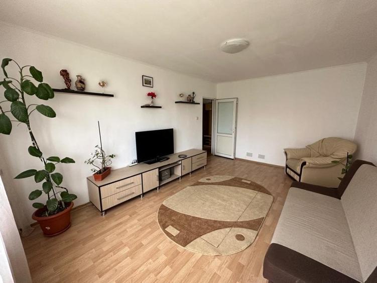 Apartament cu 3 camere decomandat, mobilat în Poarta 6