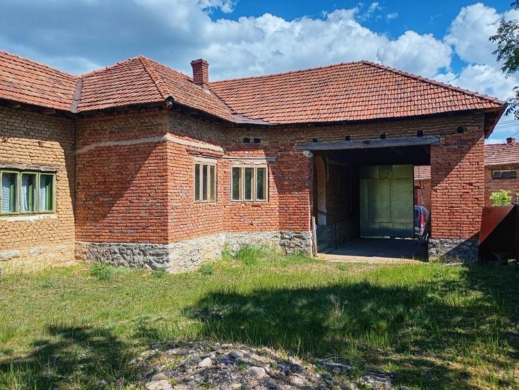 Casă cu 4 camere cu Teren 11300 Mp în Dumbrăvița